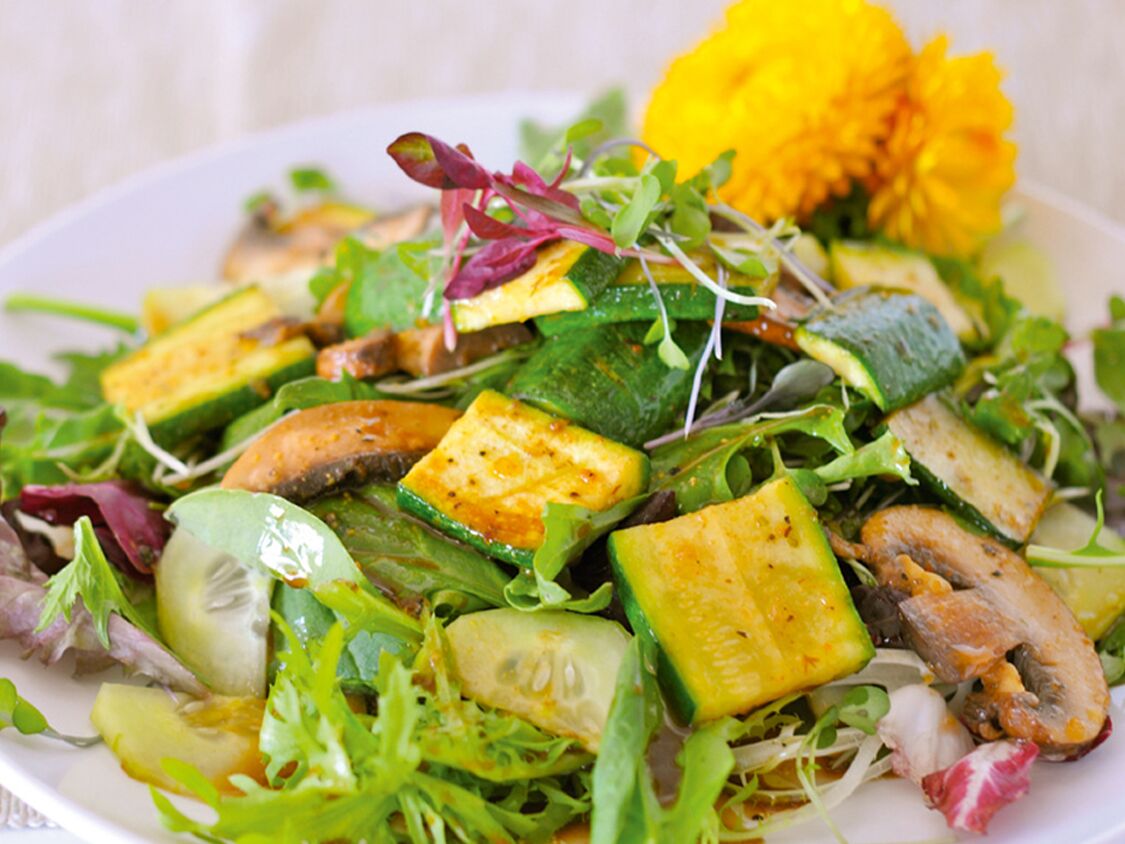 Knackiger Herbstsalat mit warmen Gemüse