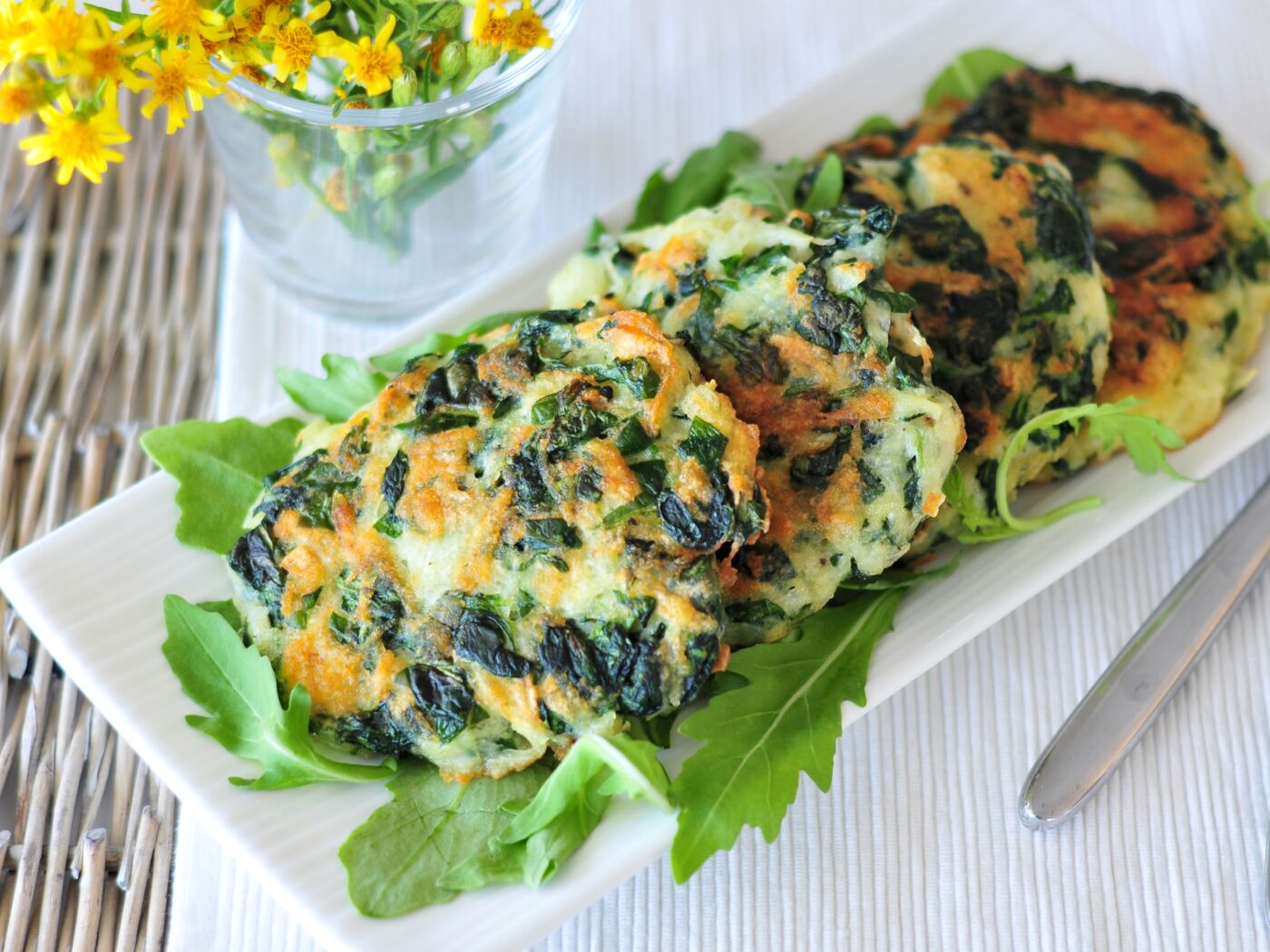 Kartoffel-Spinat-Taler angerichtet mit Rucola